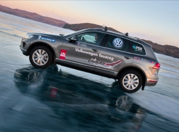 VW Touareg установил рекорд средней скорости по замерзшему озеру Байкал