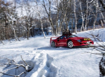 Для Ferrari F40 снег и багаж – не преграда